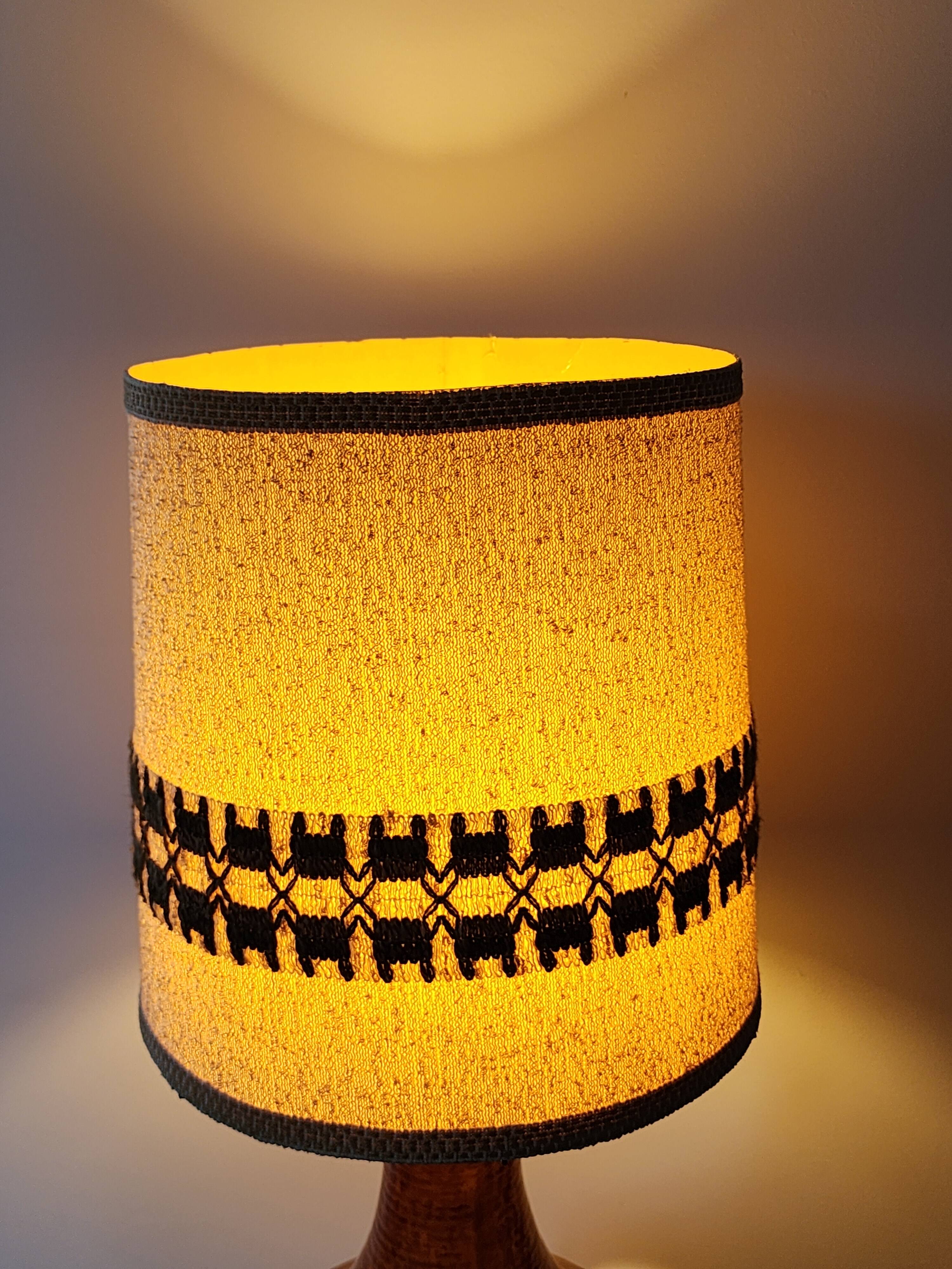 Vintage ceramic lamp with double lighting.