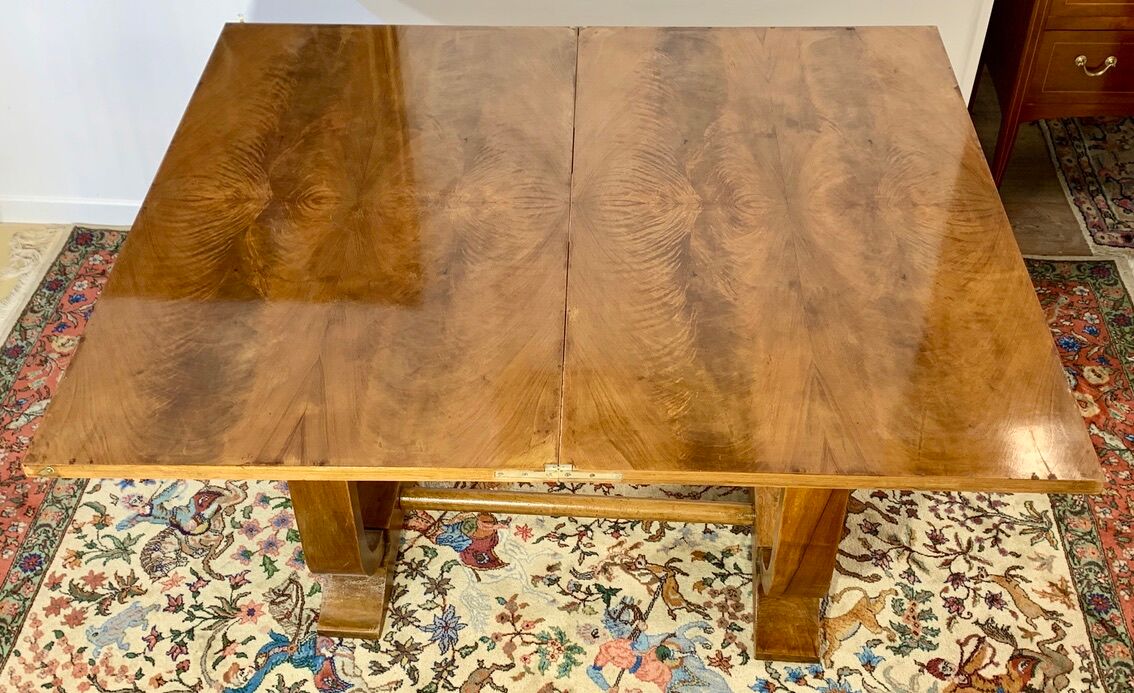 Table époque art déco à plateau ouvrant loupe de noyer