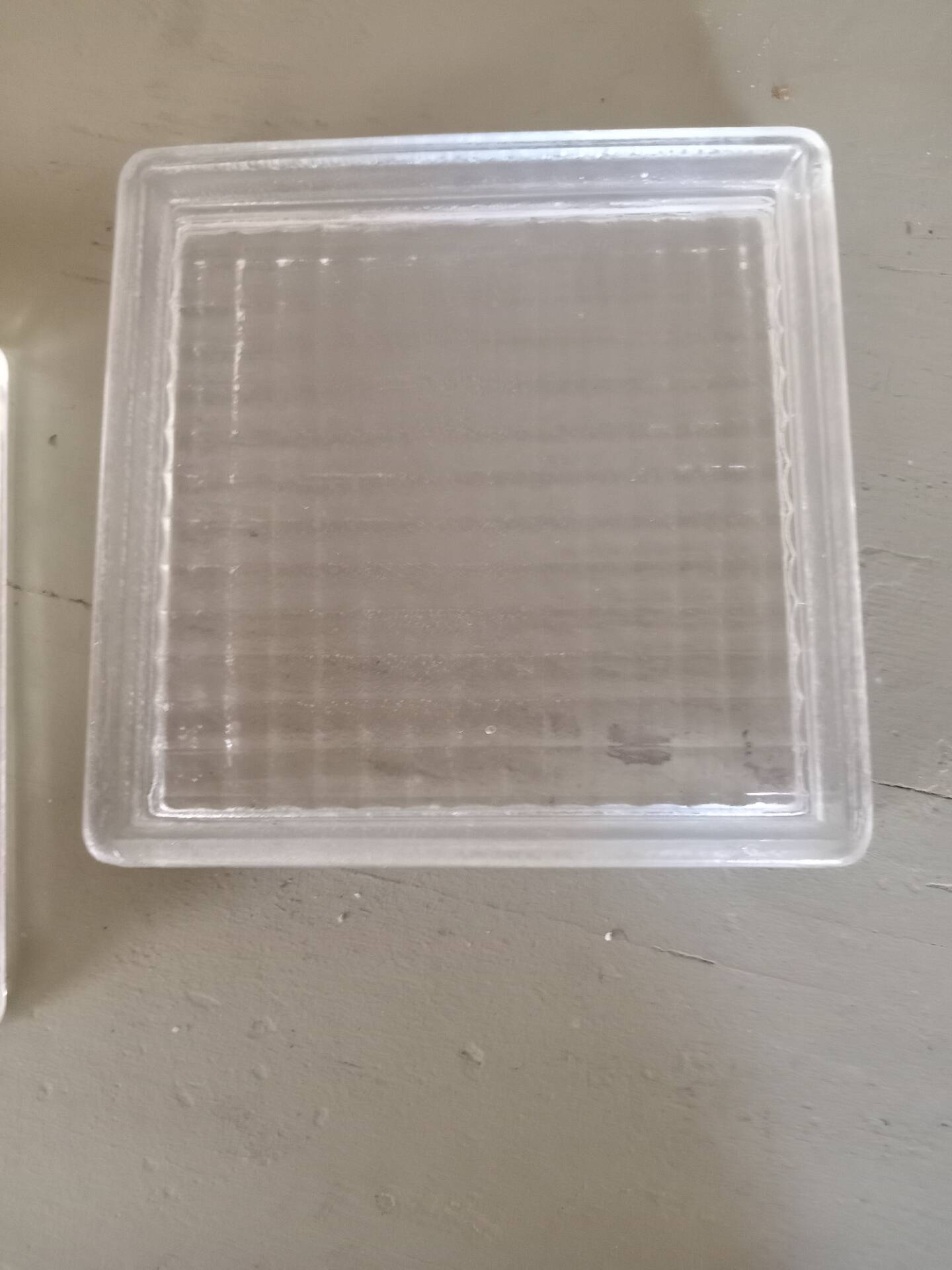 Lot de deux cendriers en verre