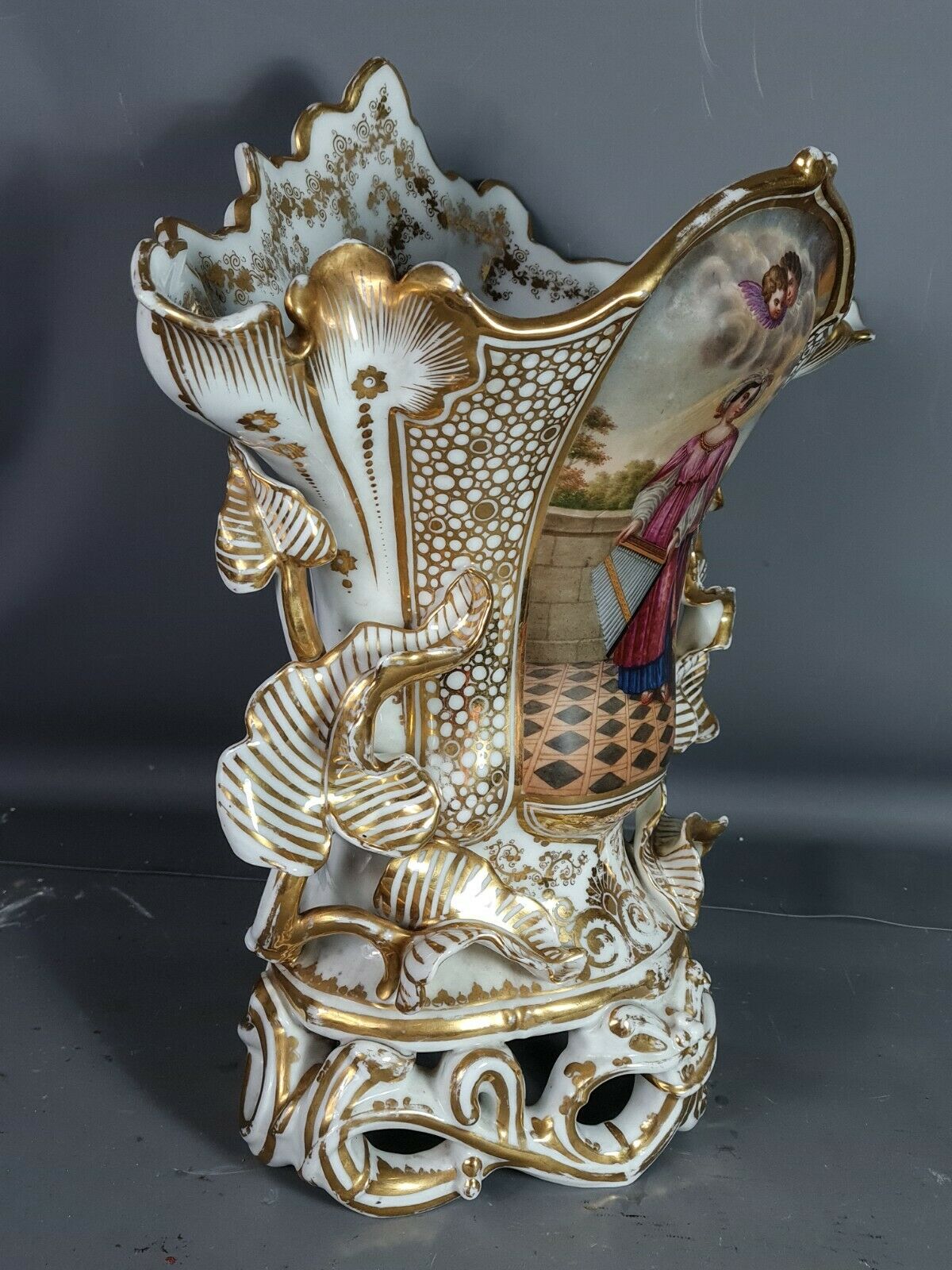 Imposing wedding vase porcelain Vieux Paris around 1830-1850 42x42 cm.
