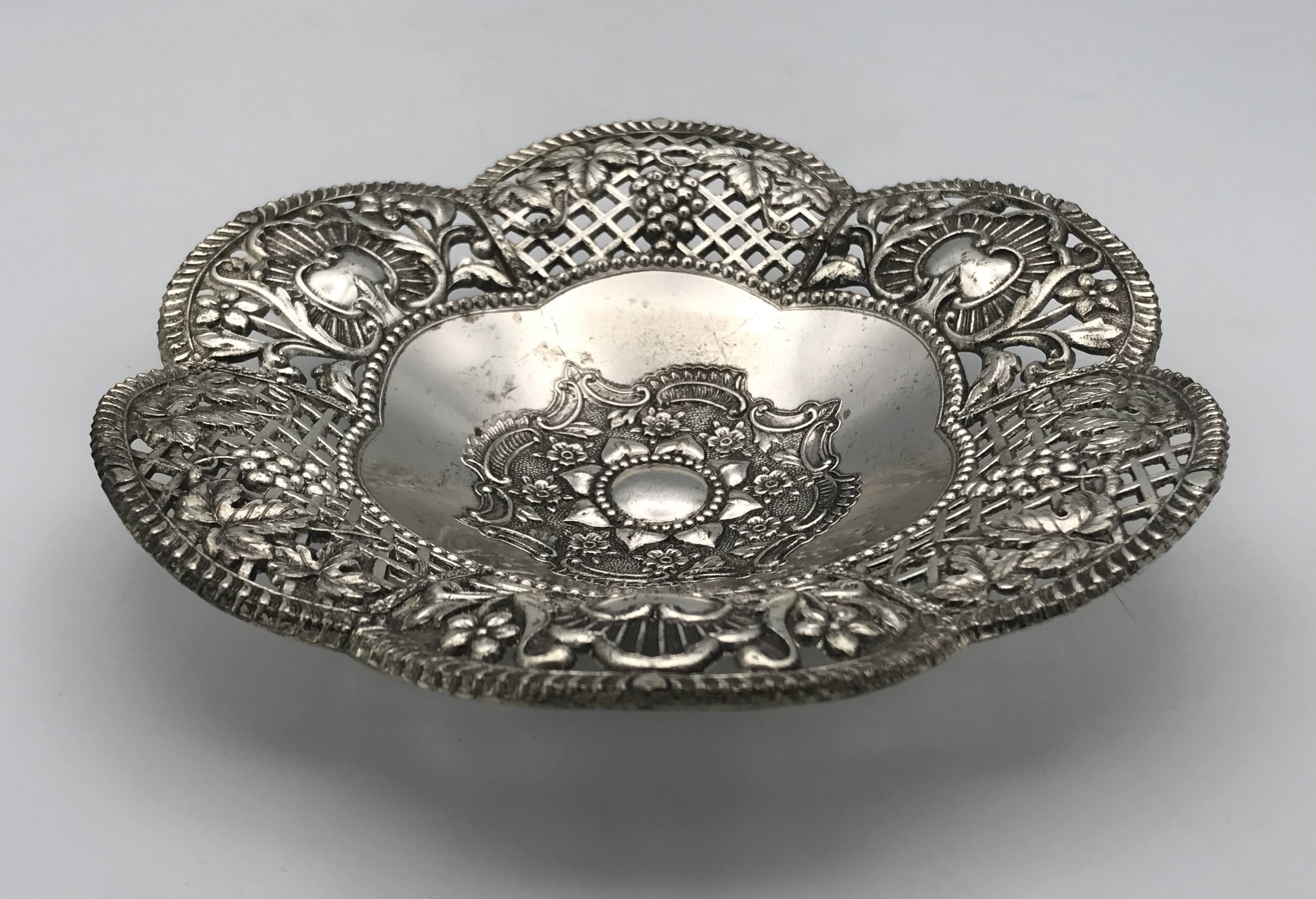 Silver-plated metal pocket emptier with openwork outline decoration