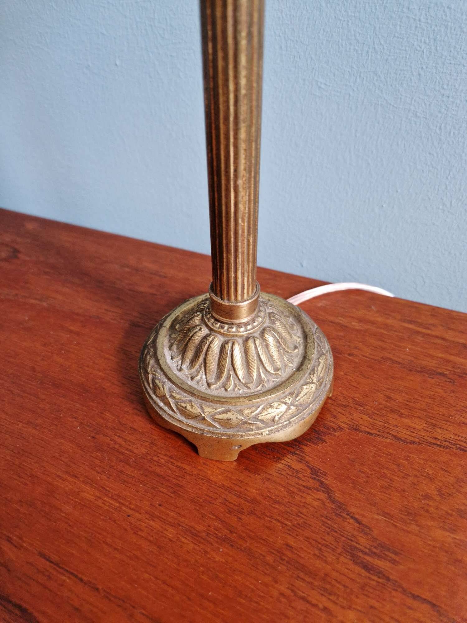 Table lamp in gilded bronze with a speckled pink glass globe, early 20th century.