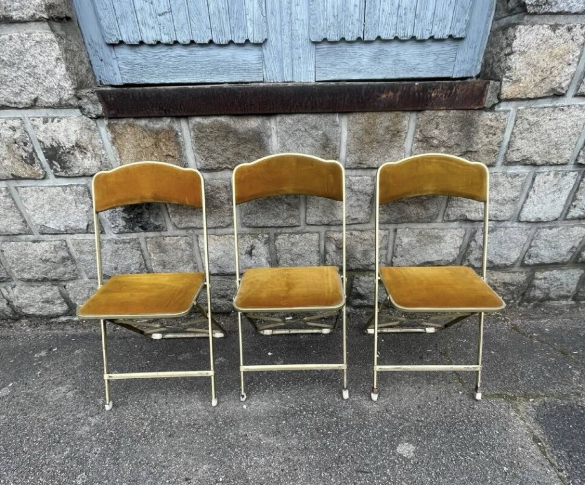 3 chaises d'opéra pliantes anciennes en velours doré et laiton