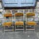 3 chaises d'opéra pliantes anciennes en velours doré et laiton