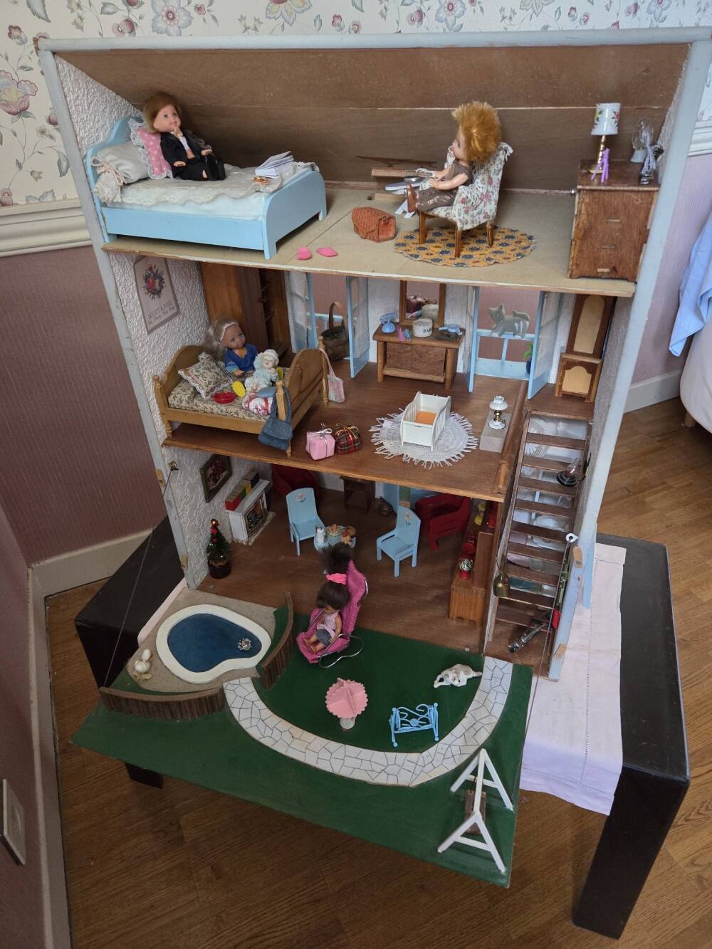 Dollhouse furniture and accessories