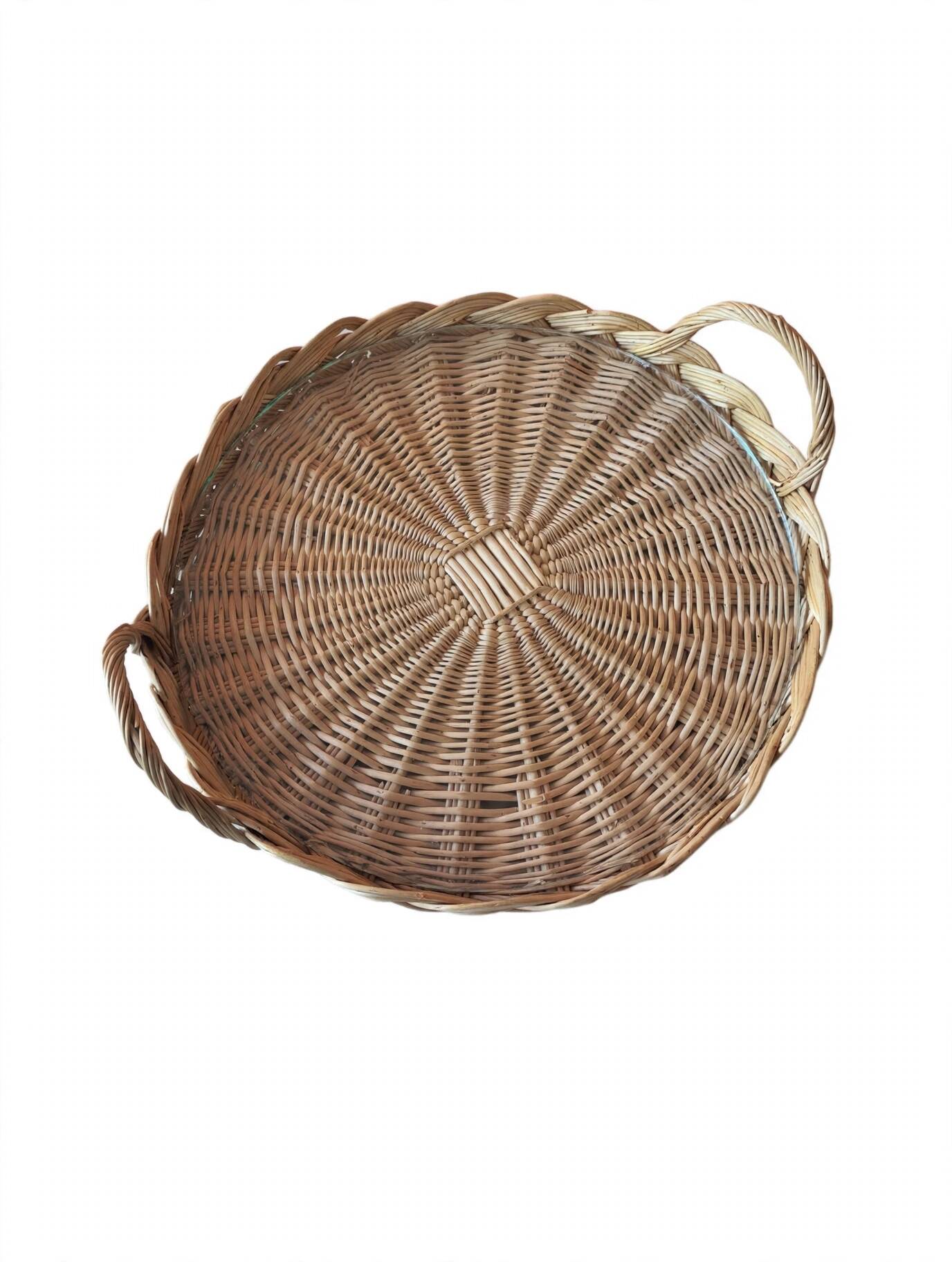 Lot of 7 champagne glasses from the 1970s and a vintage wicker and glass tray.