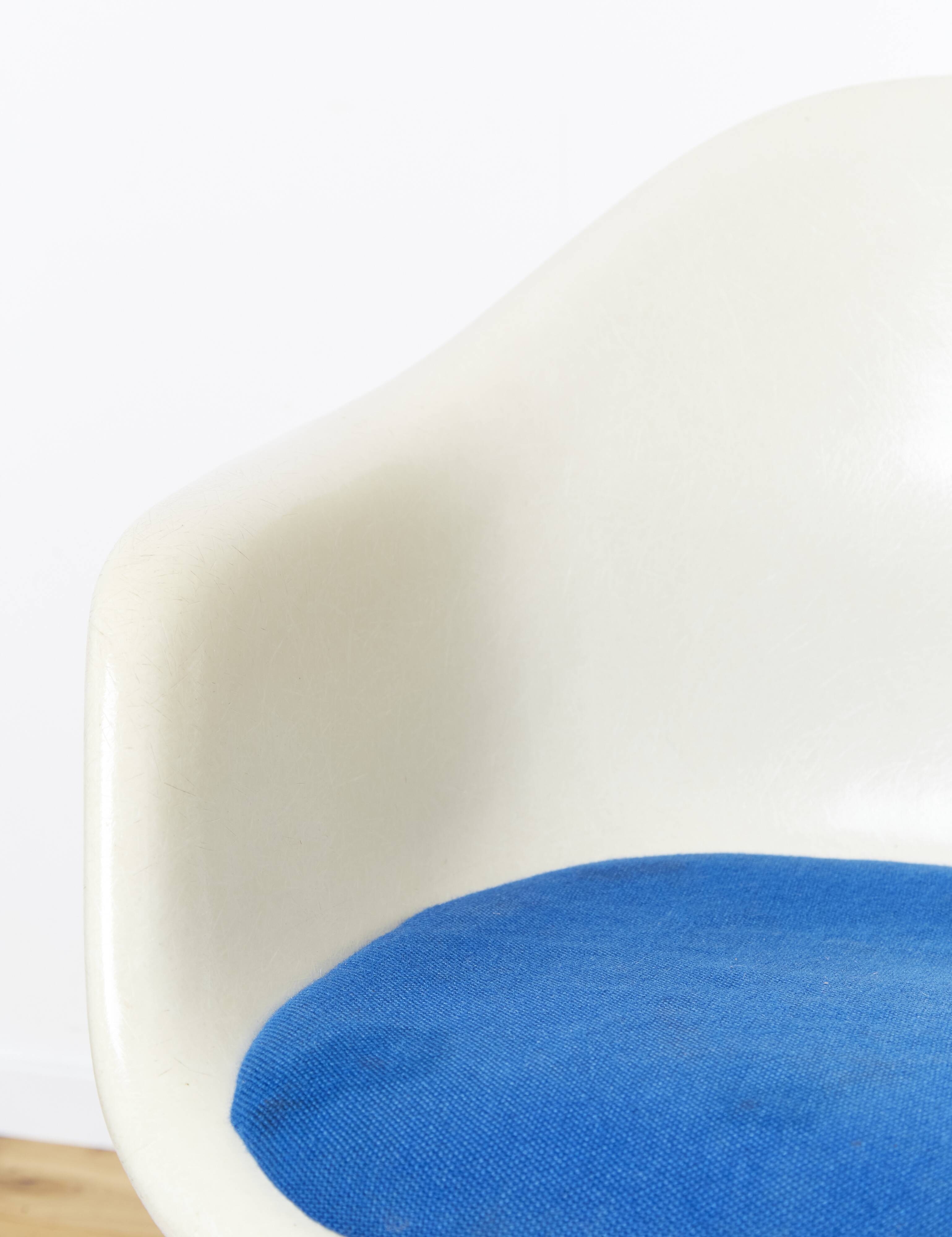 Off-White La Fonda Fiberglas Chair by Charles & Ray Eames for Herman Miller