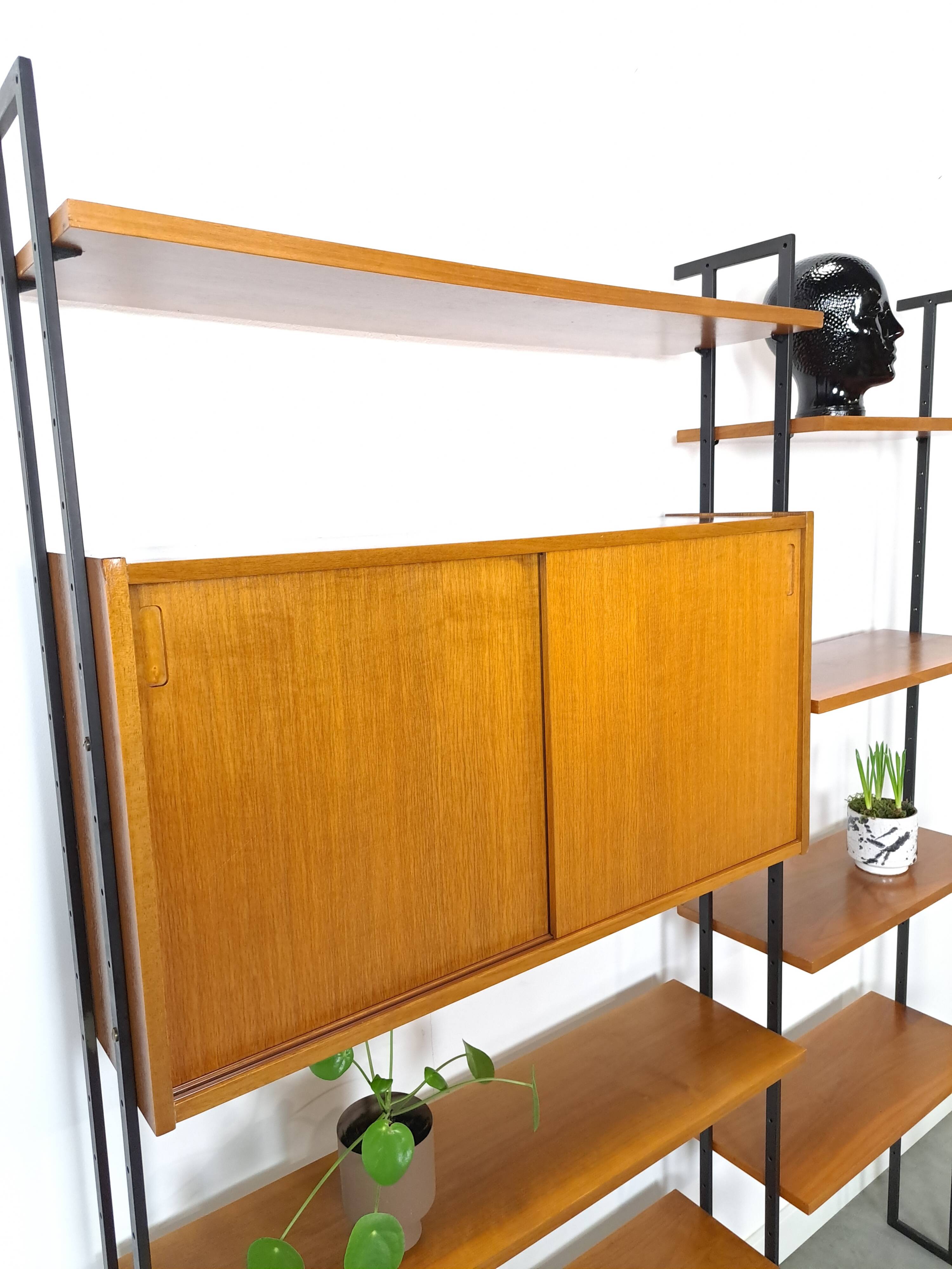 Modulair Omnia wandsysteem, Hilker, teak en zwart staal met legplanken