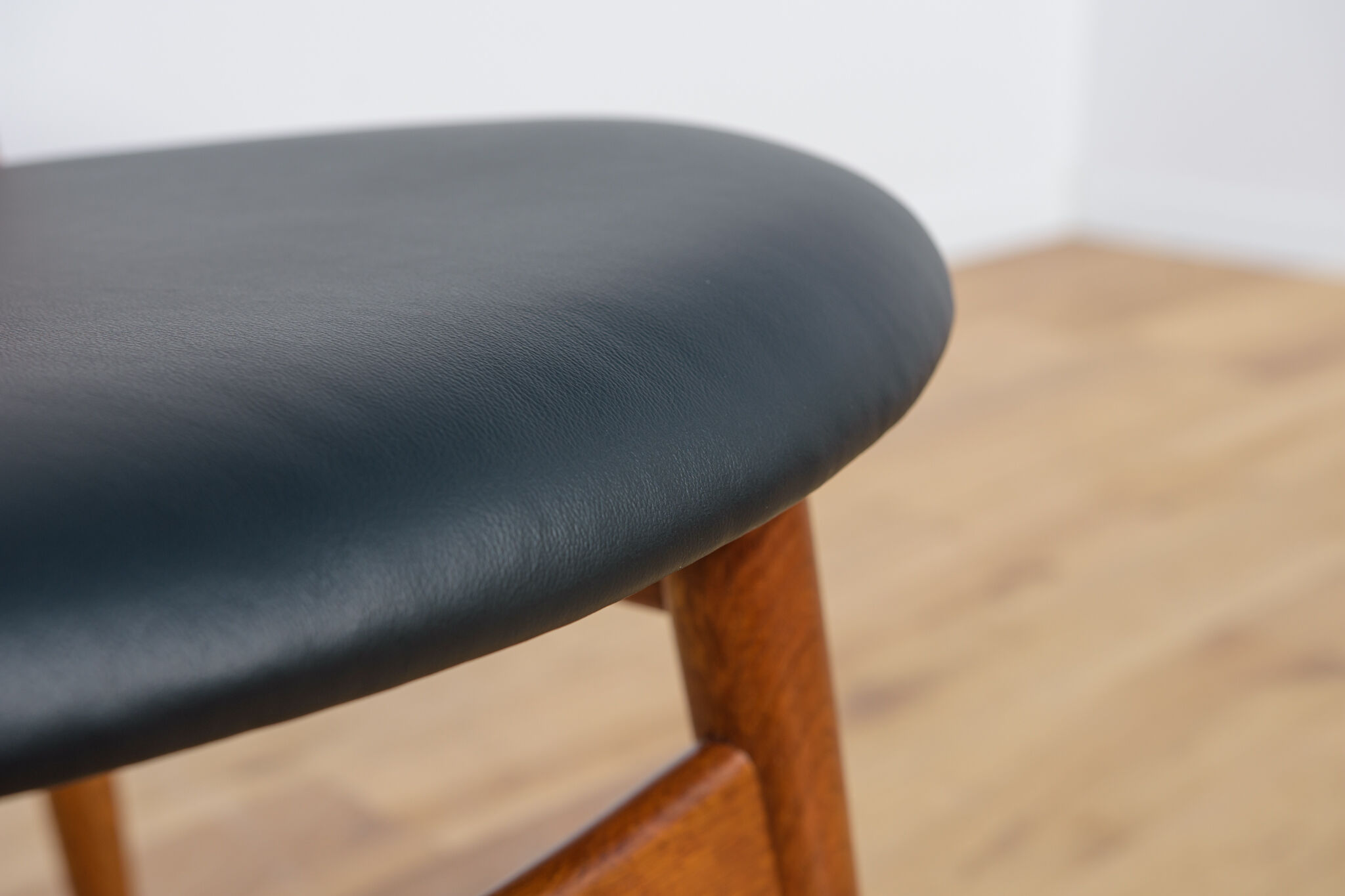 Mid century danish ch33 dining chairs by Hans J. Wegner for Carl Hansen & søn, set of 4