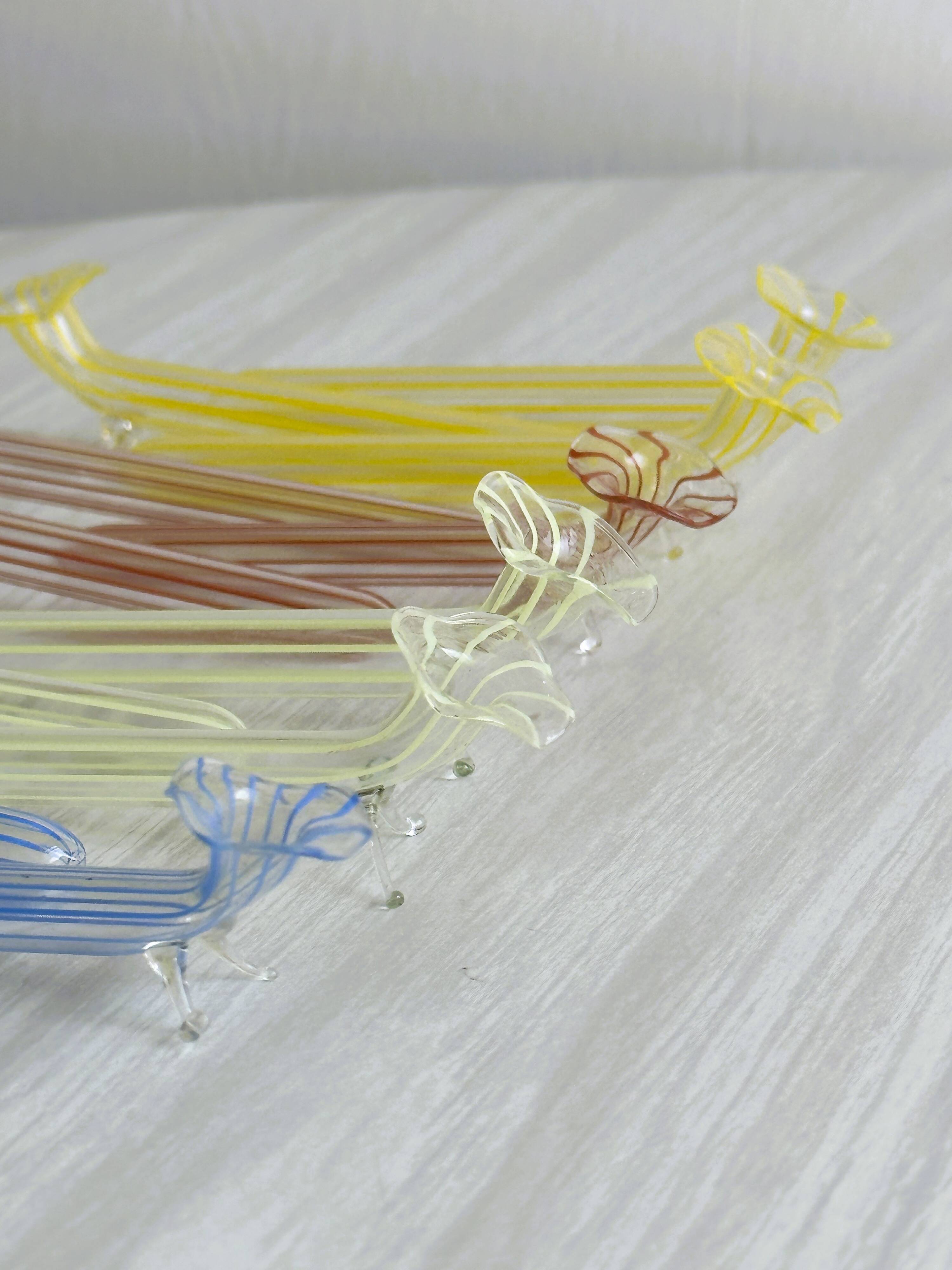 12 porte-couteaux en verre soufflé coloré, design rayé.
