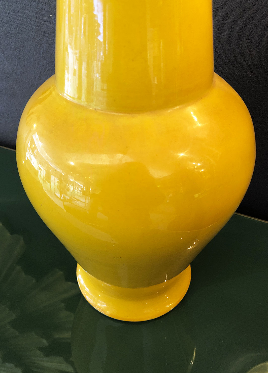 Vase jaune en céramique vernissée Chine, début XXe siècle Selency