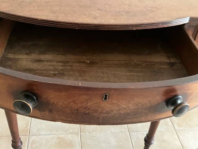 George III curved buffet in cherry wood, late 18th century.