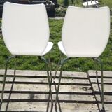 Paire de chaises blanches en plexiglas
