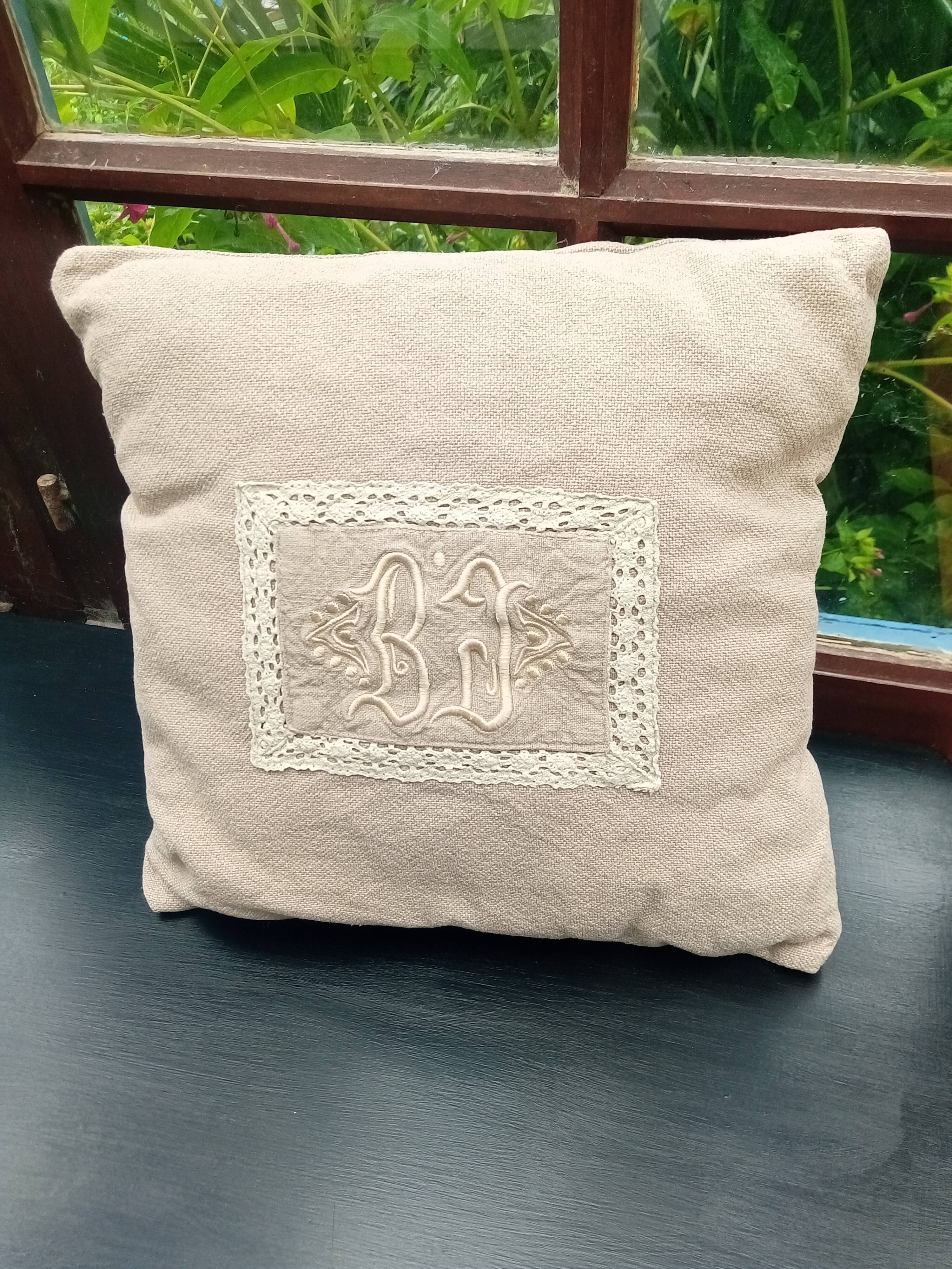 Lace cushion / Monogram