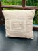 Coussin en toile monogrammée
