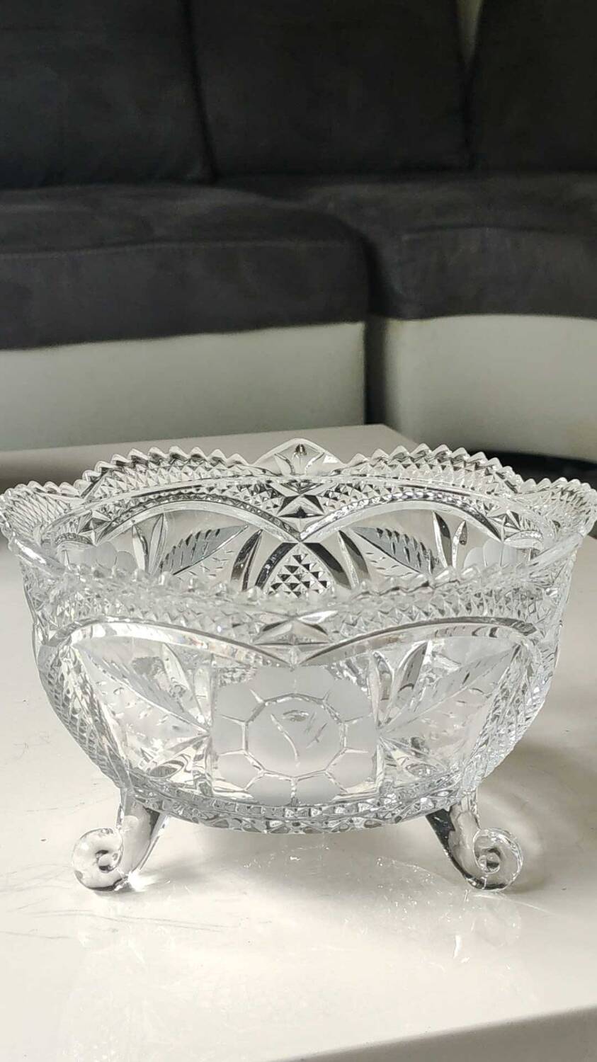 Large Bonbonniere/Drageoir in Bohemian crystal. Frosted floral motifs, diamond tip. Boho chic