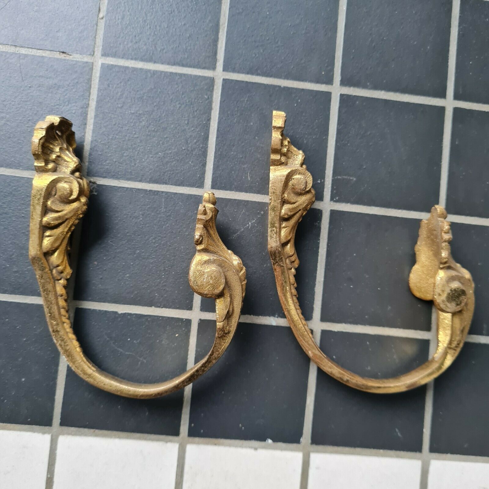 Pair of bronze kisses
