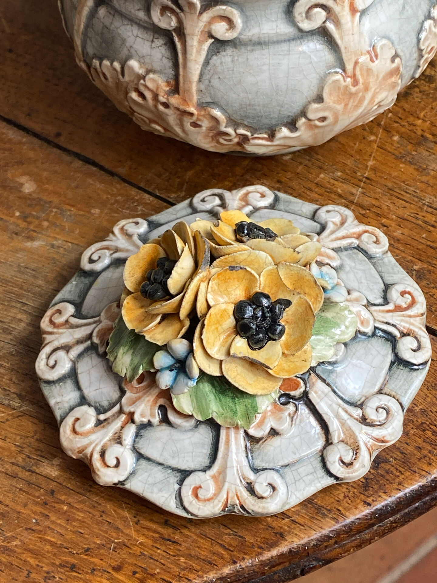 Bonbonnière in slipware