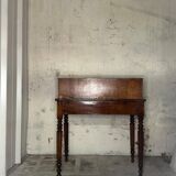 Wooden lady's desk says "happiness of the day"