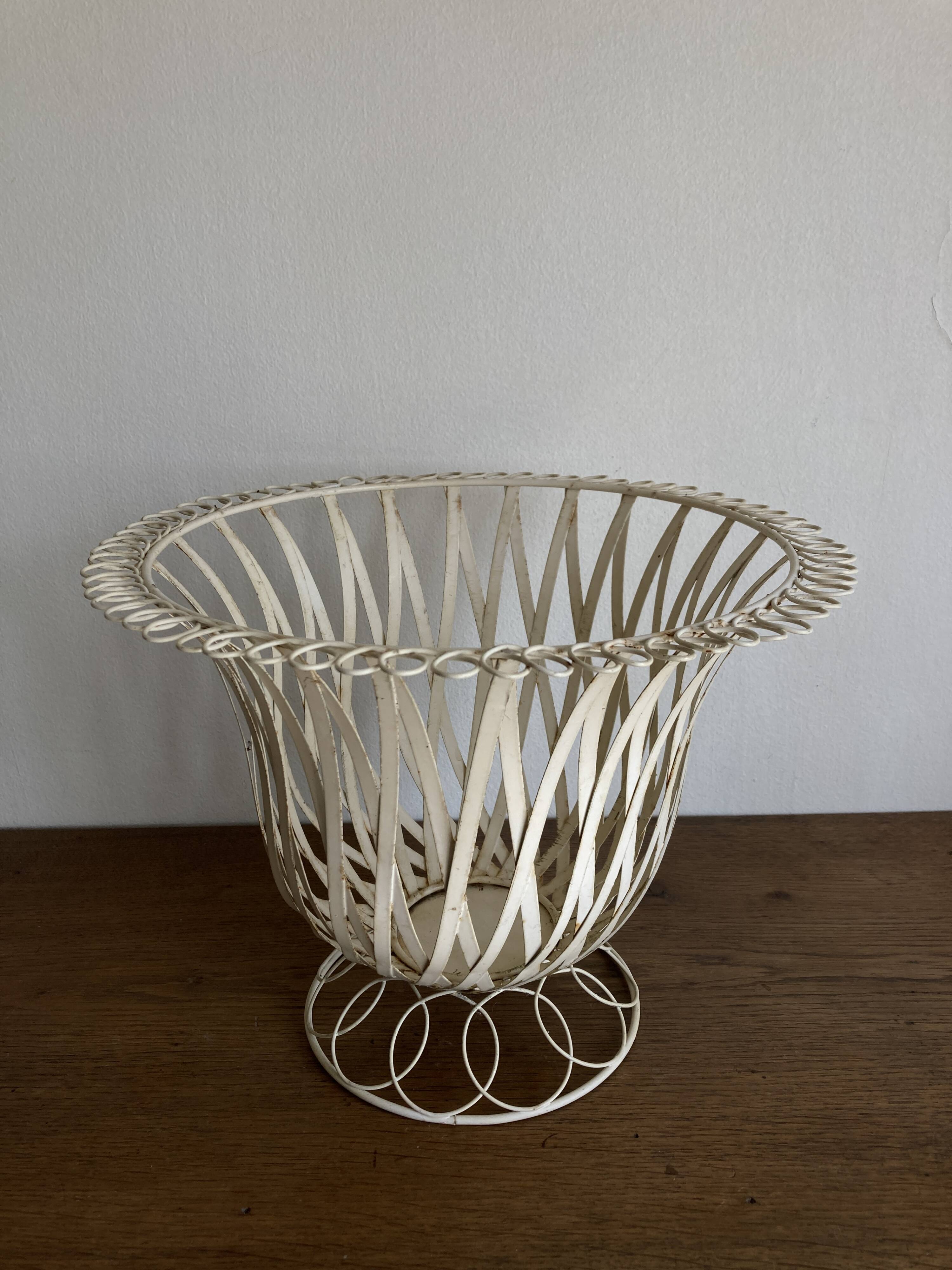 XXL Neoclassical Medici-style plant pot in ivory sheet metal