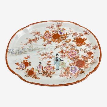 Plat en porcelaine de Chine 1900 décor floral et de personnages