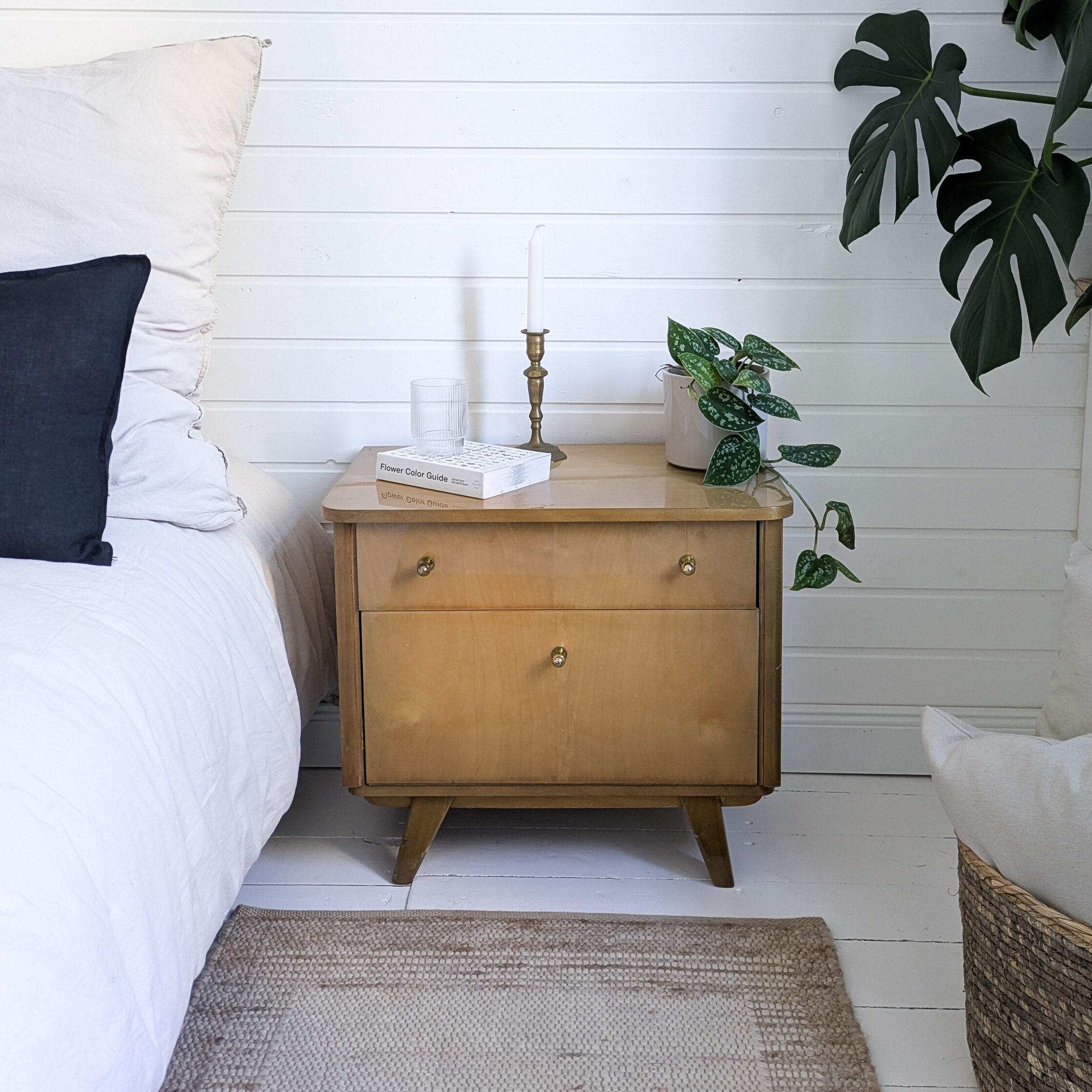 Table de chevet vintage en bois avec tiroir et placard, années 50