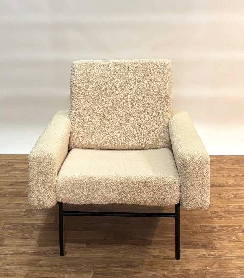 Chair by Pierre Guariche for Airborne in white.