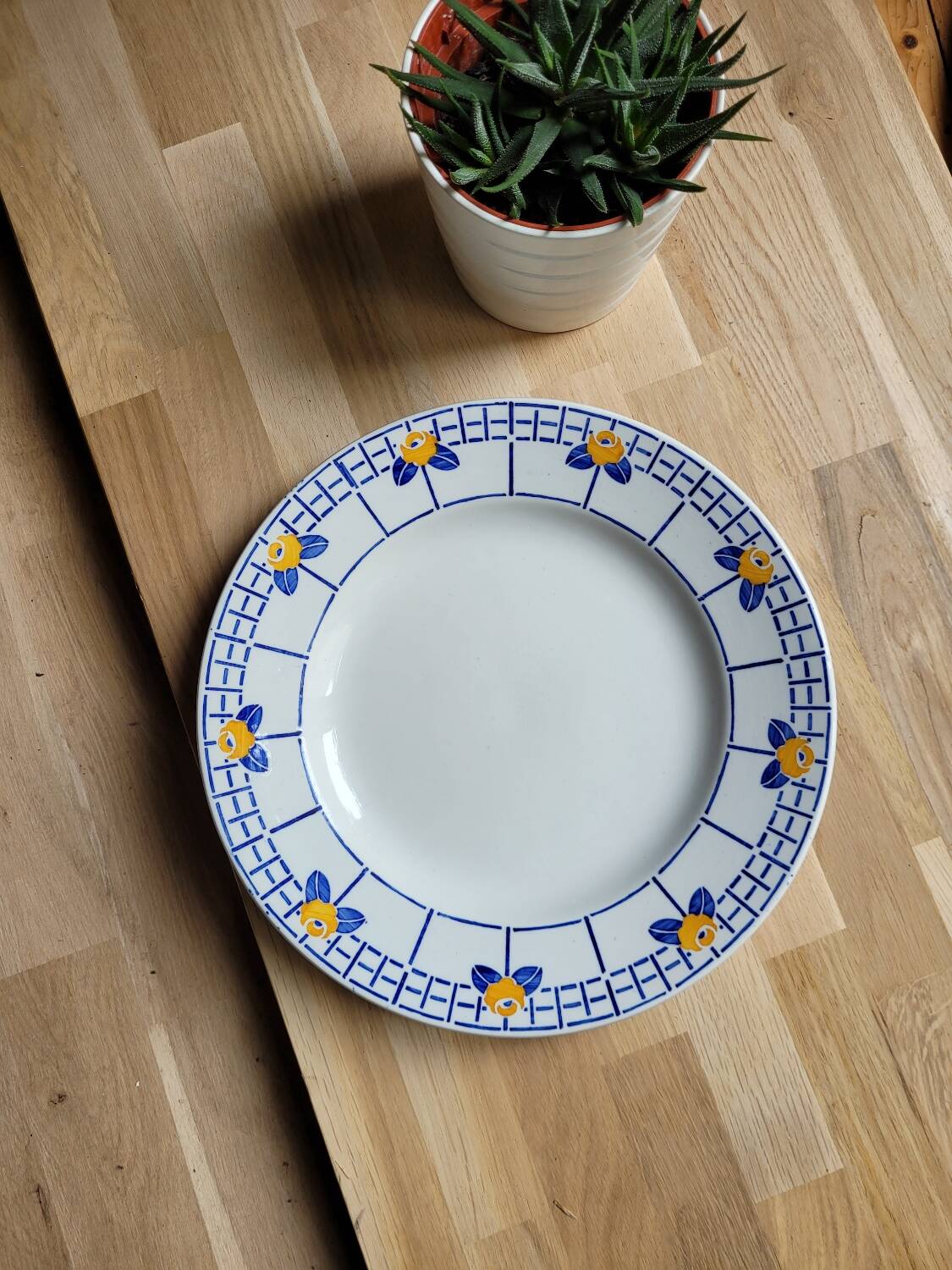 Large Ribeauville presentation plate from Sarreguemines