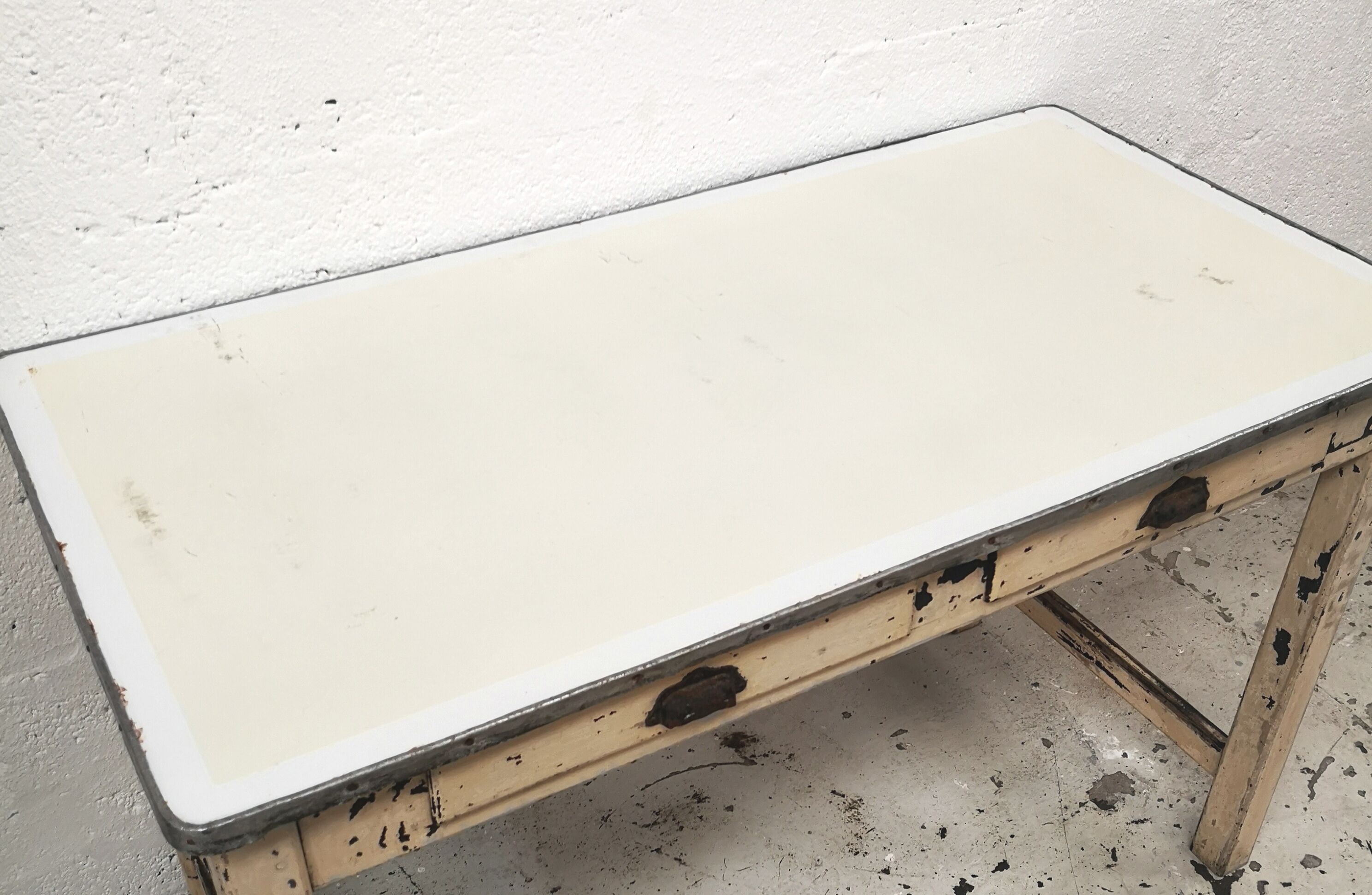 Enamelled tray craft table