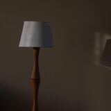 Modern sculptural Scandinavian floor lamp in solid pine, 1970s.