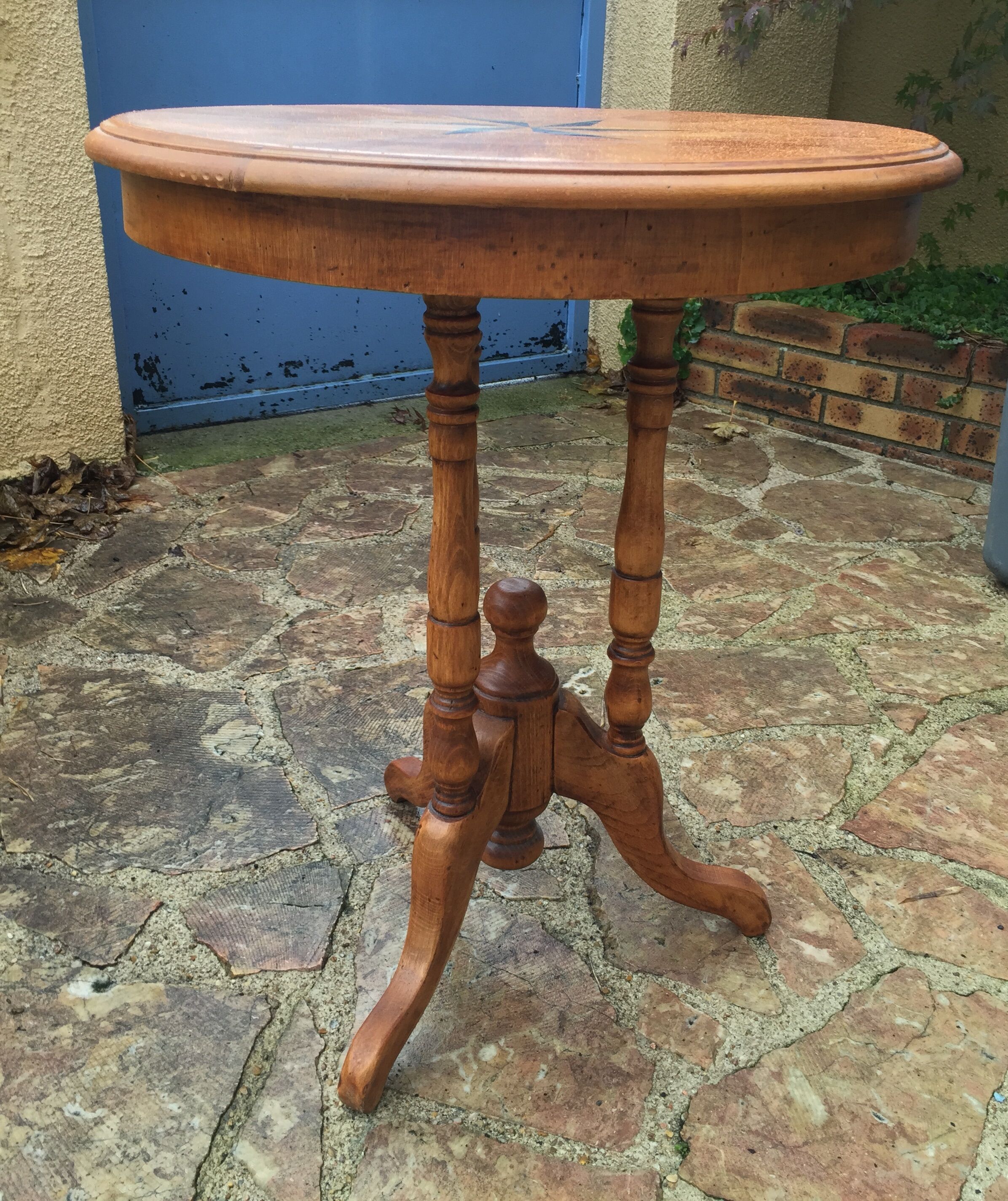Pedestal table