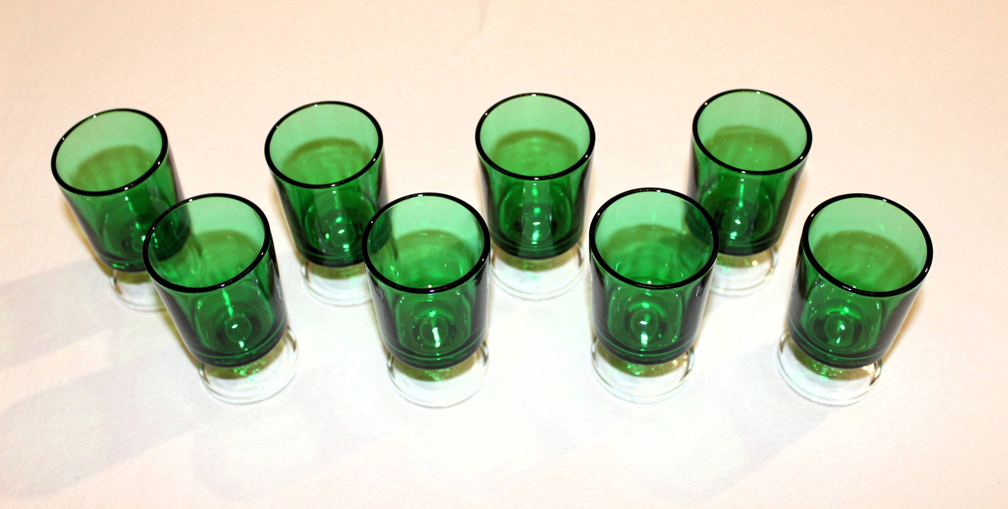 8 verres à liqueur en verre émeraude par Luminarc modèle Suède, années 70