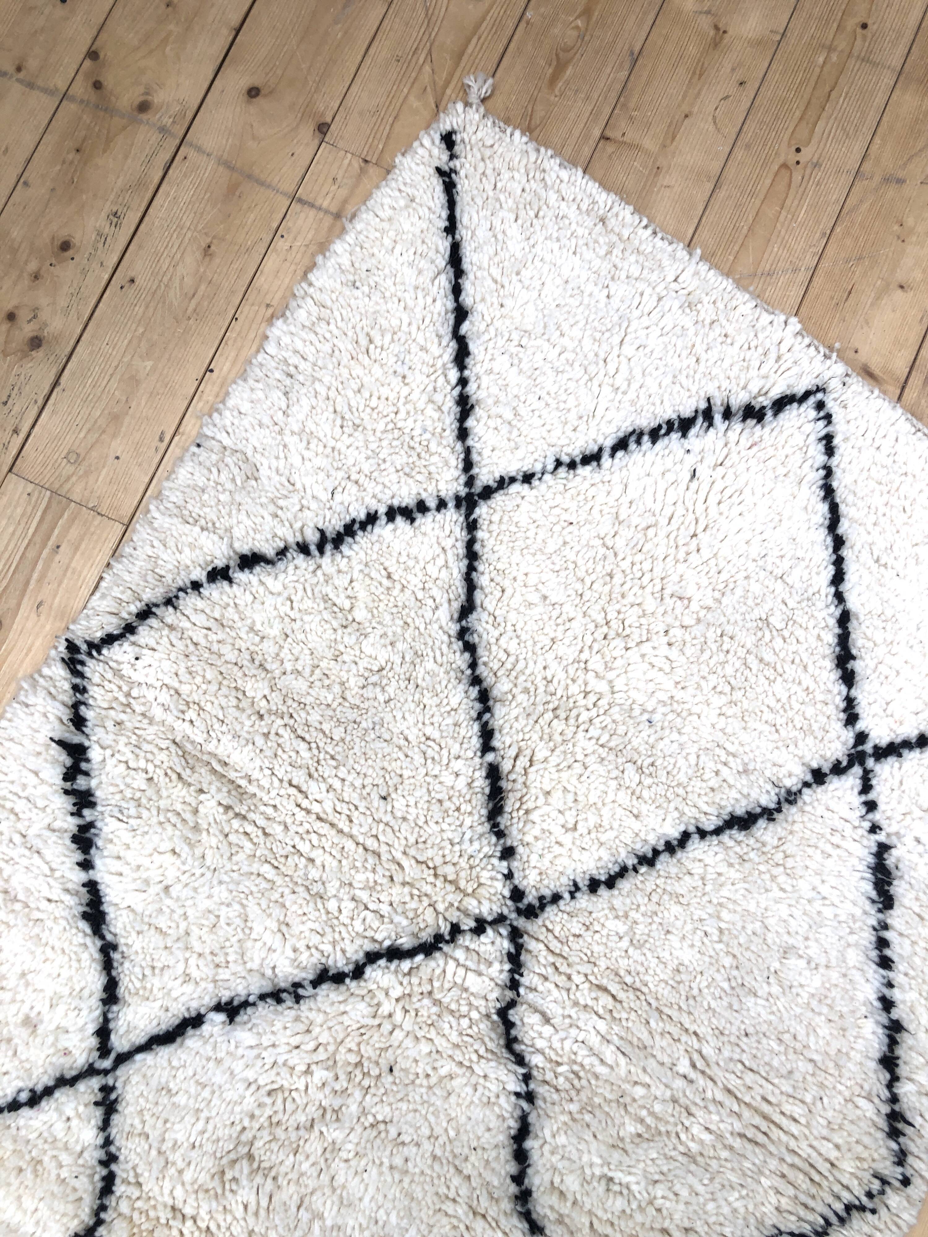 Tapis berbère marocain Beni Ouarain à losanges noirs 1,46x1m