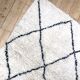 Tapis berbère marocain Beni Ouarain à losanges noirs 1,46x1m