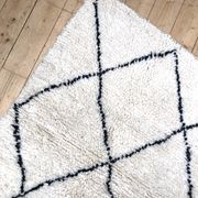 Tapis berbère marocain Beni Ouarain à losanges noirs 1,46x1m