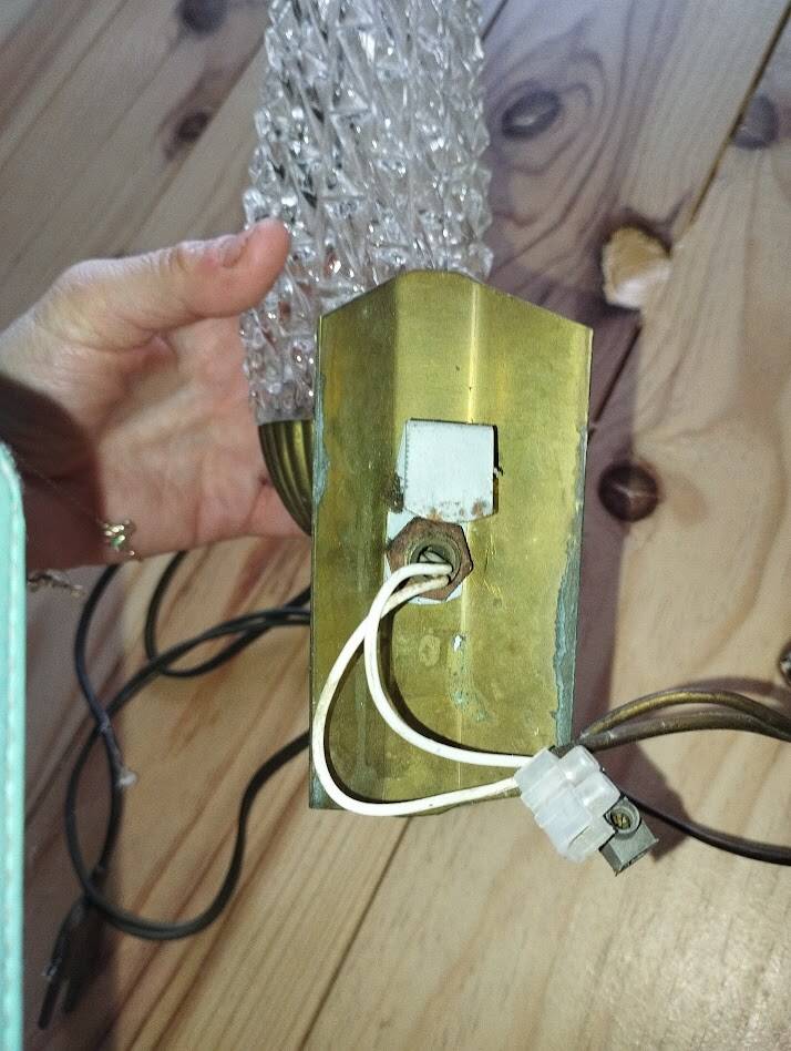 Vintage wall light in brass and textured glass – 60s/70s style
