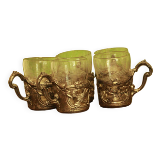 Set of cups with metal support