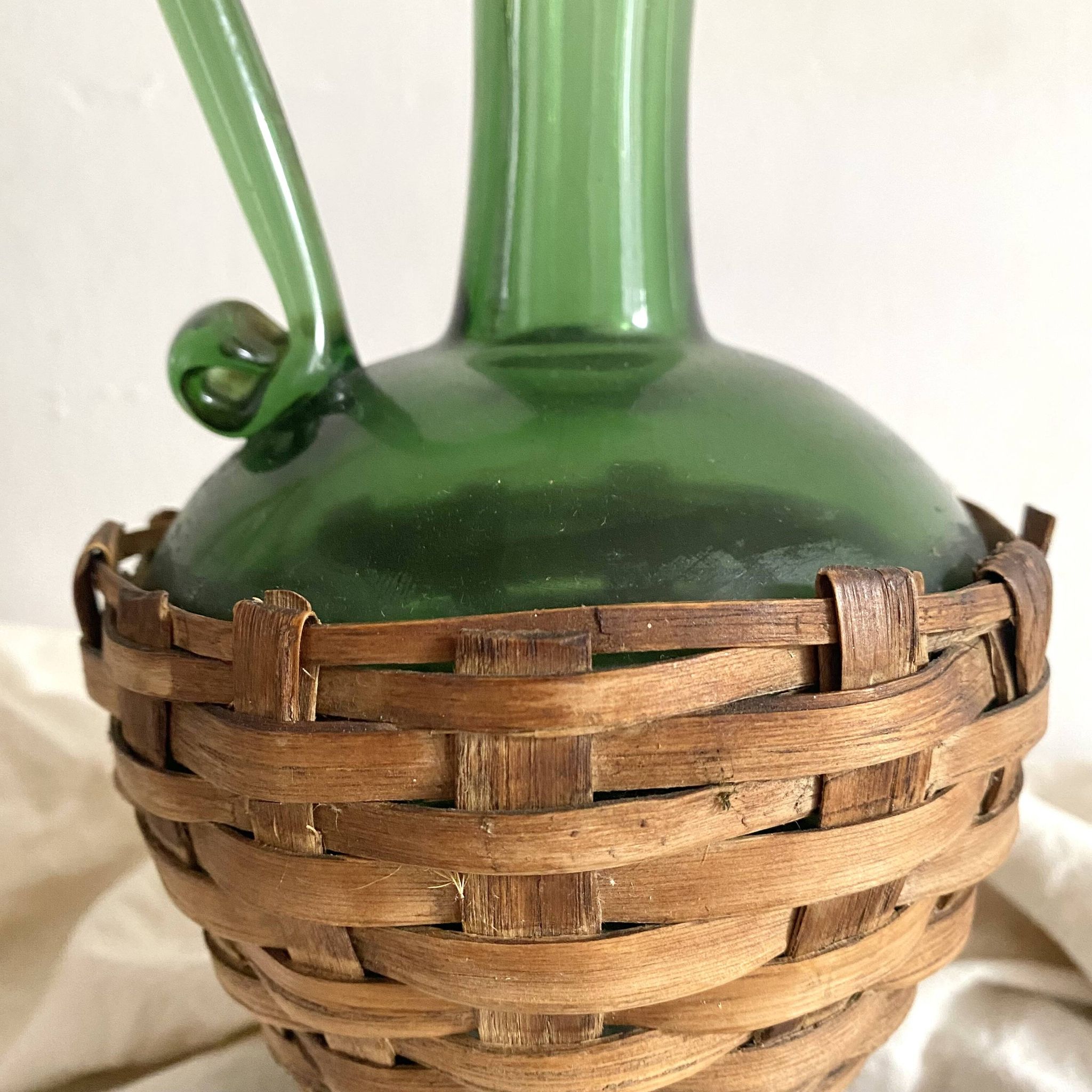 Carafe italienne vintage en verre et osier