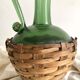 Carafe italienne vintage en verre et osier