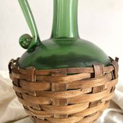 Carafe italienne vintage en verre et osier