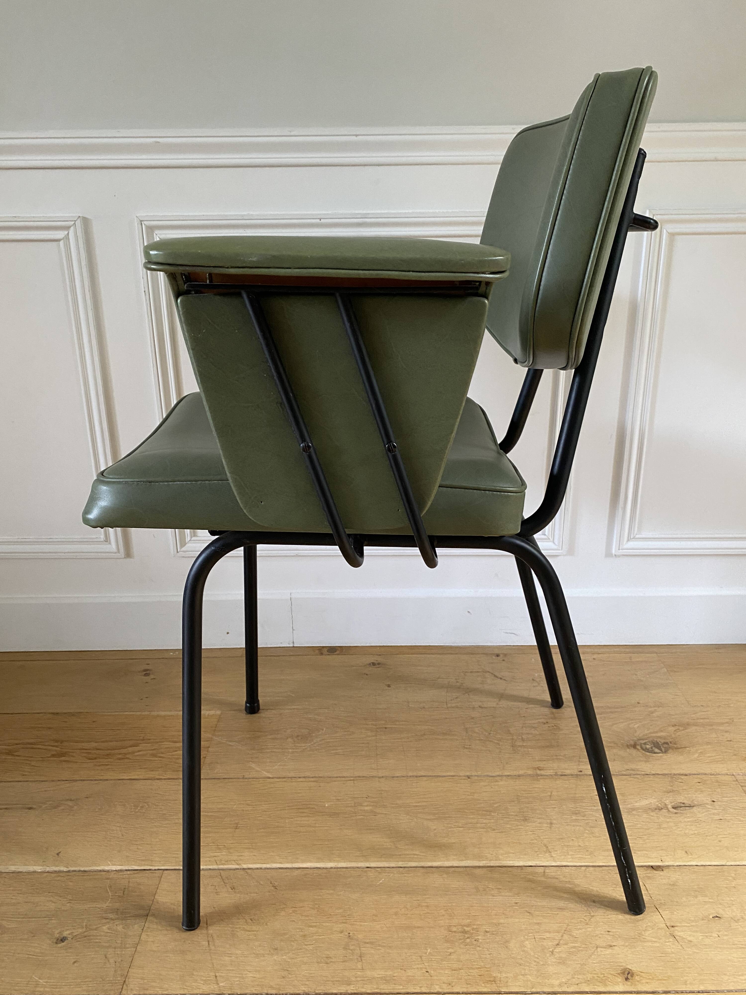 Chaise vintage à accoudoirs skaï vert