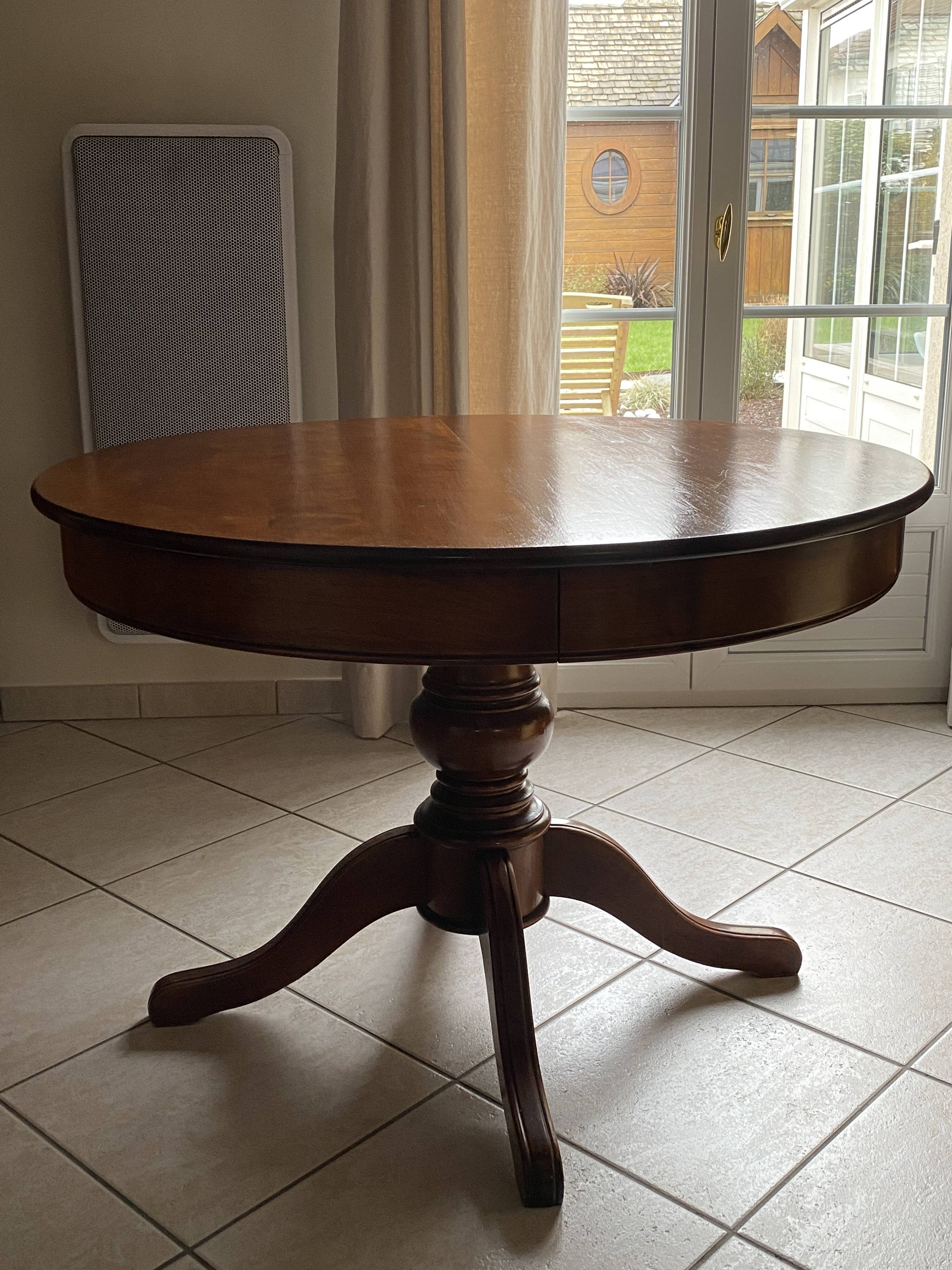 Table ronde a pied central en merisier massif