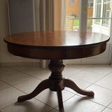 Round table with central leg in solid cherry wood