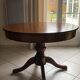 Table ronde a pied central en merisier massif