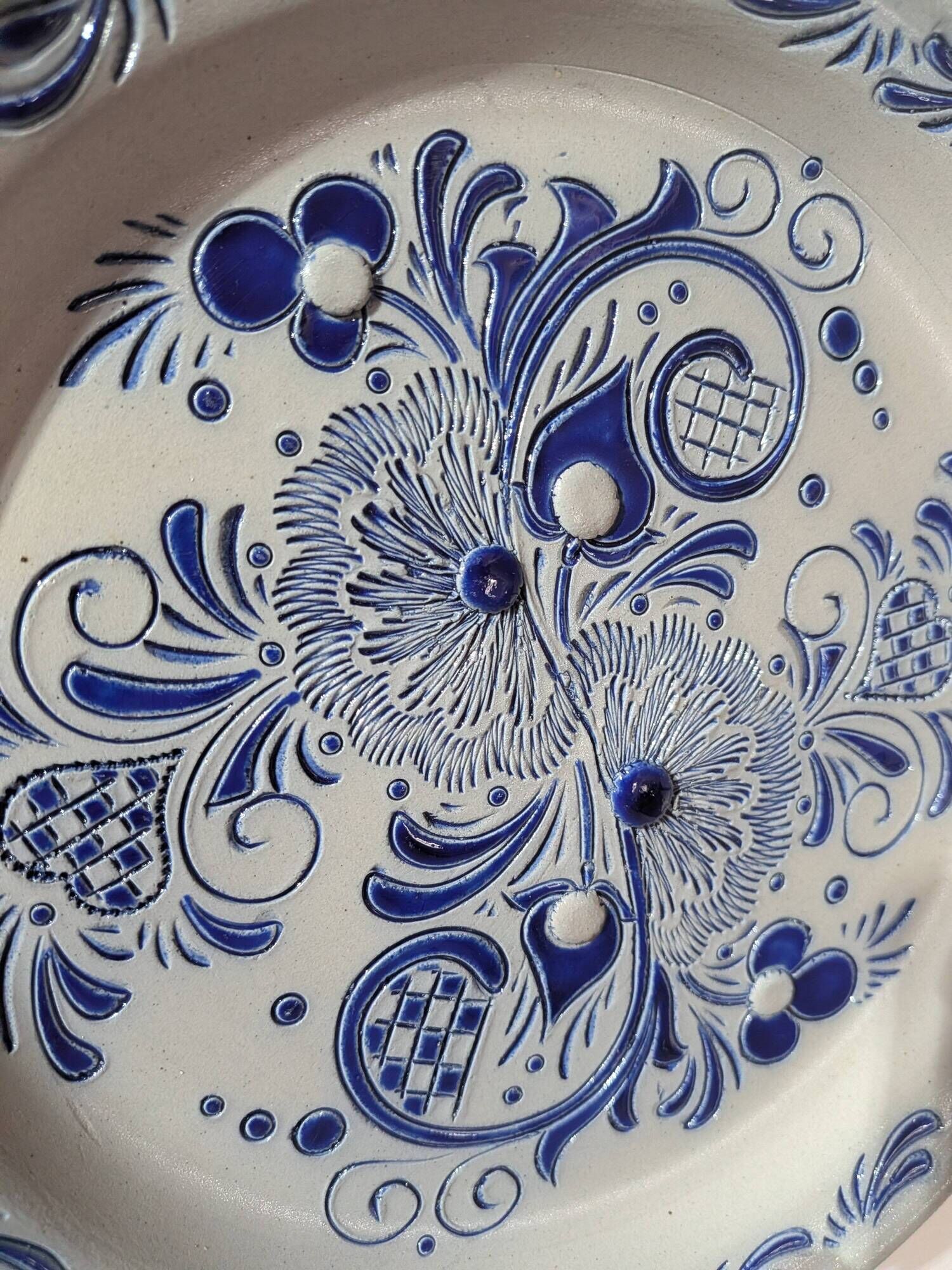 Assiette murale en grès au sel de Betschdorf – Fortuné Schmitter