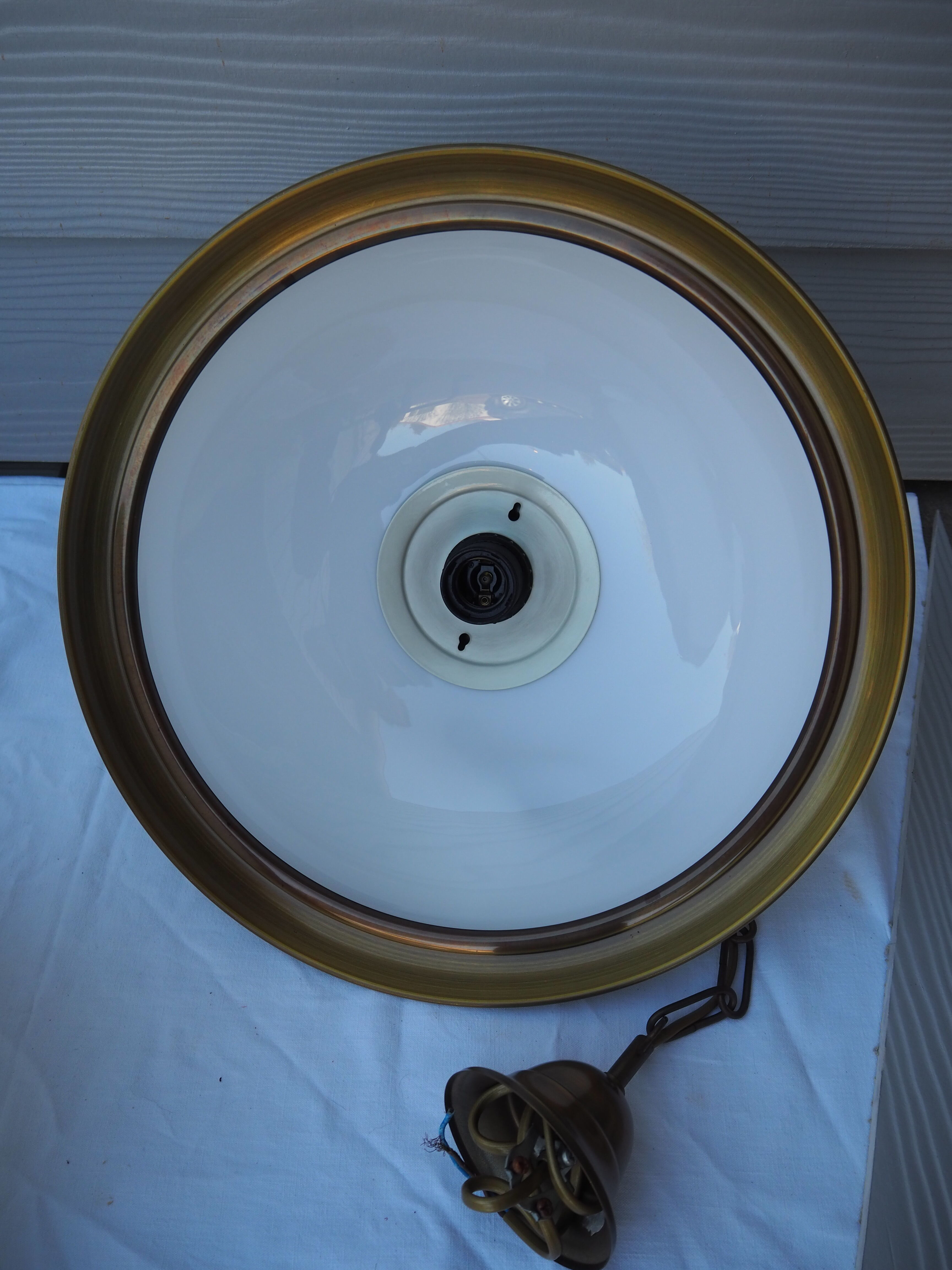 Suspension in white opaline, its edge in aged brass