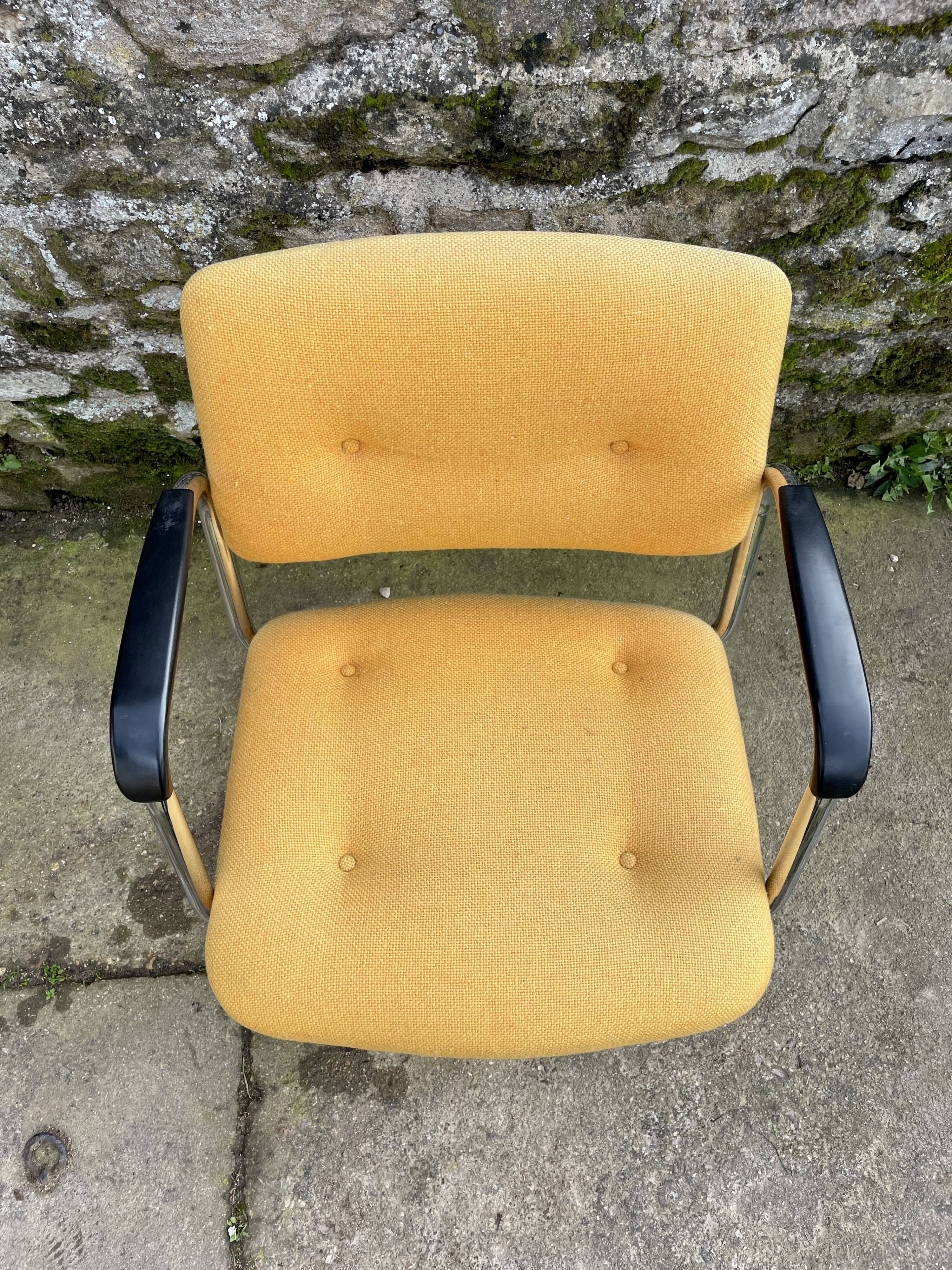 Fauteuil à roulettes Strafor en tweed jaune 1970