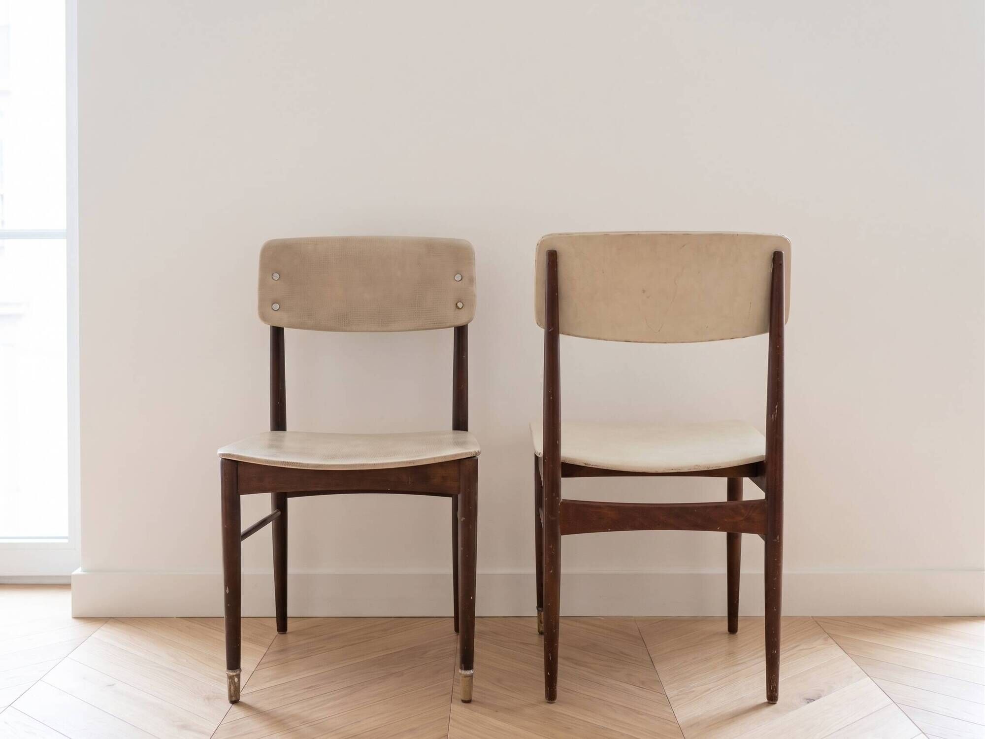Set of 6 vintage 1950s chairs in wood and faux leather.