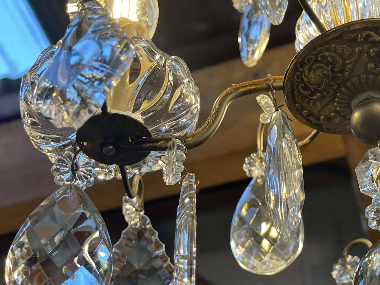 Three-light chandelier in bronze and cut crystal, early 20th century work.