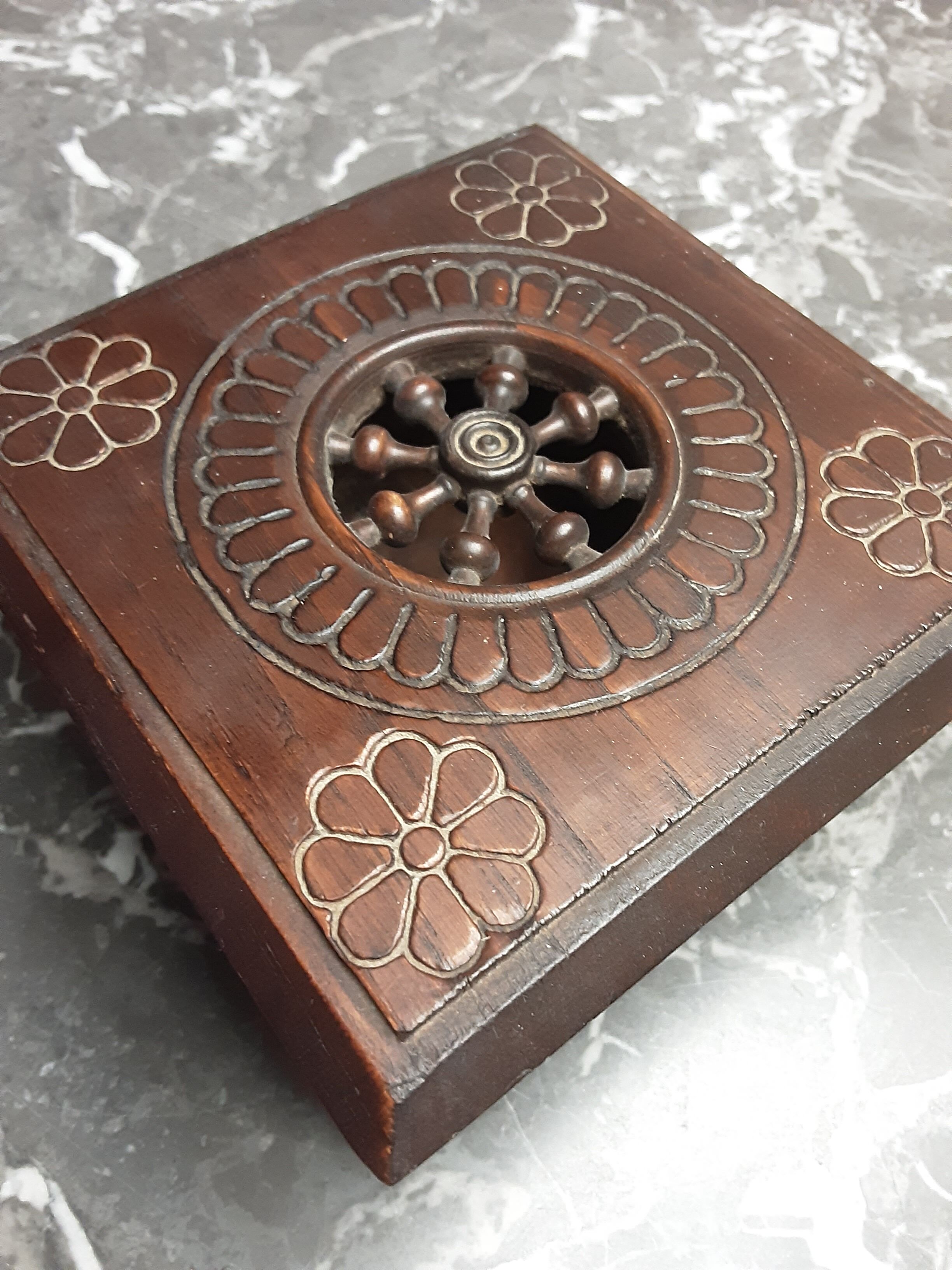 Breton box in chiseled wood - vintage